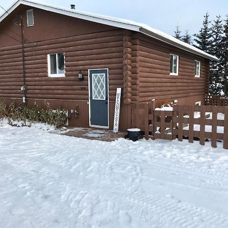 Our Cabin Bed & Breakfast Йелоунайф Екстериор снимка