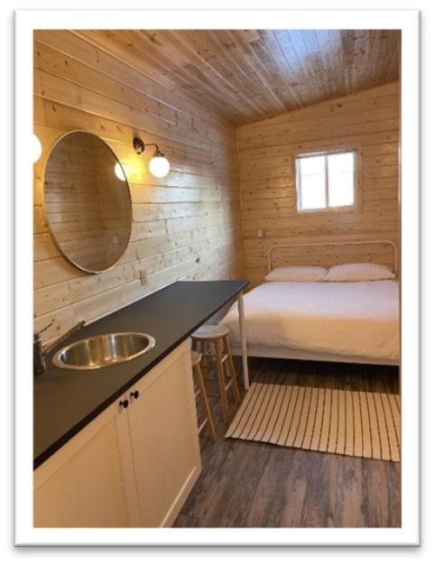 Our Cabin Bed & Breakfast Йелоунайф Екстериор снимка