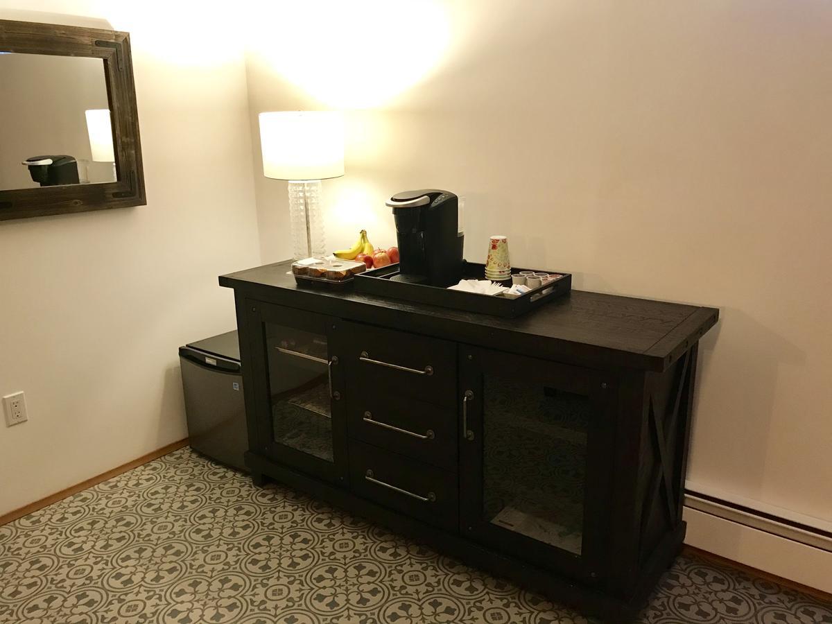 Our Cabin Bed & Breakfast Йелоунайф Екстериор снимка