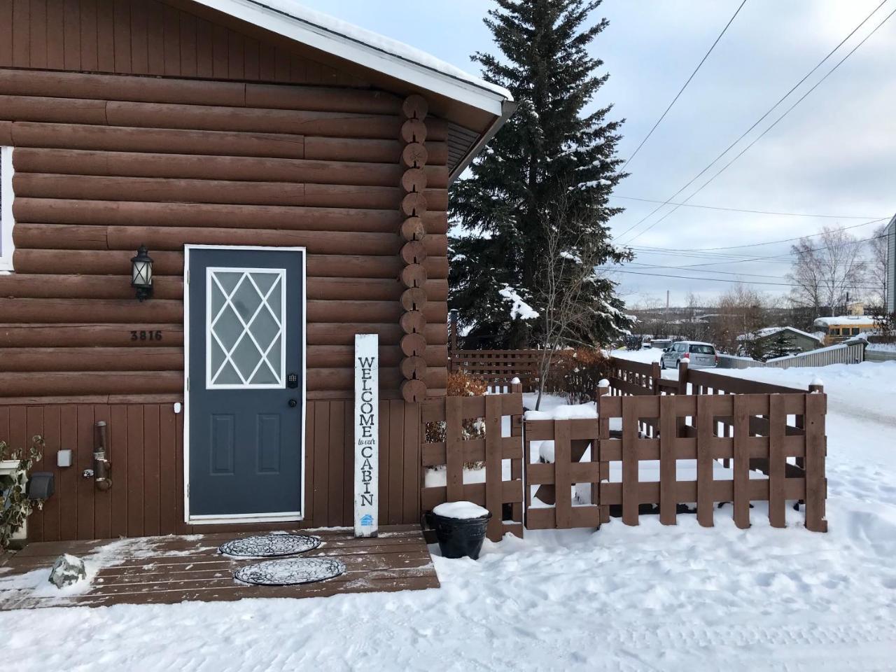 Our Cabin Bed & Breakfast Йелоунайф Екстериор снимка